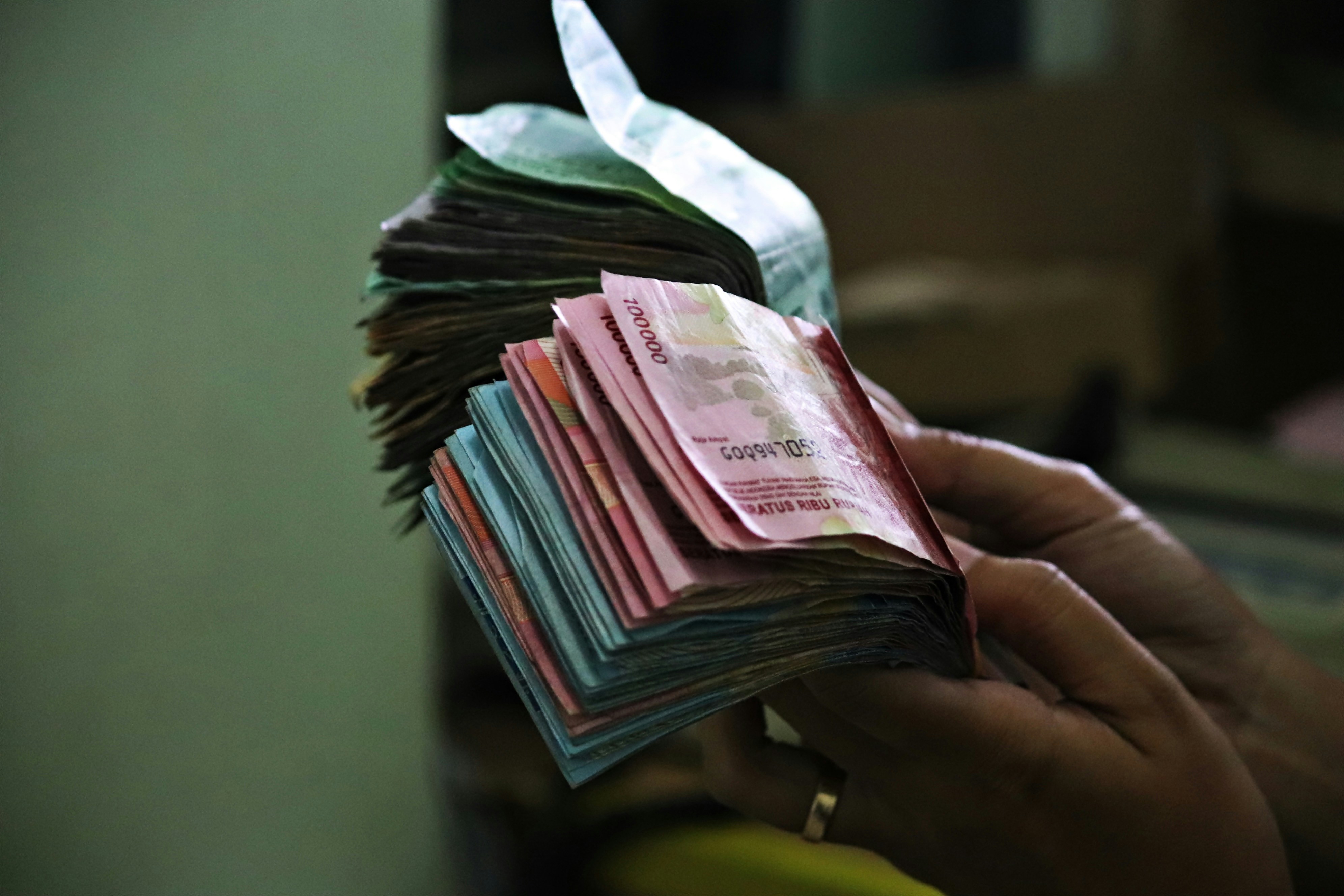 7 Money Control Habits That Separate Savers From Spenders